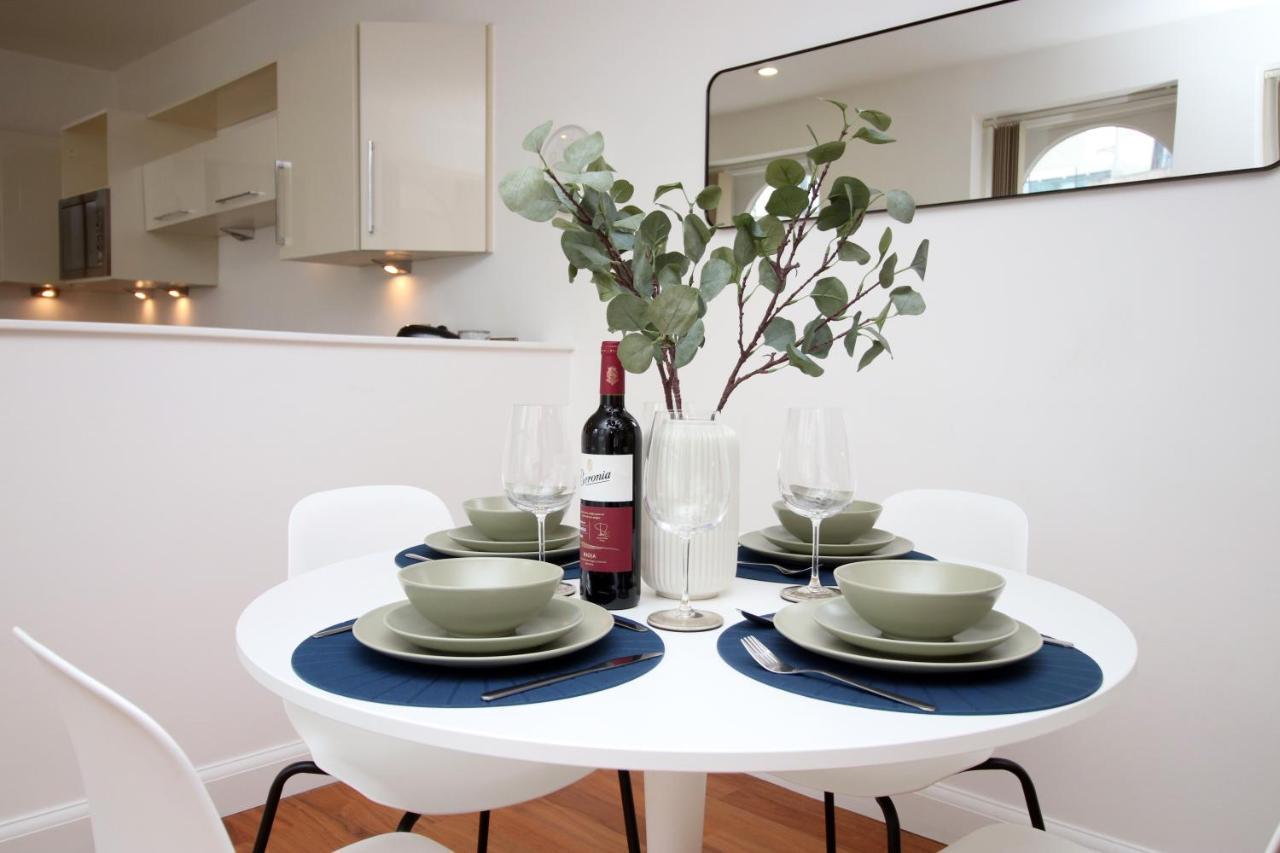 No 2 Under The Clock By Ssw - 2Br, Right In The City Centre, Sleeps 6 Cardiff Luaran gambar