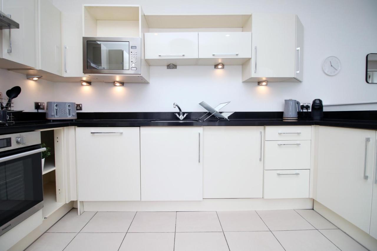 No 2 Under The Clock By Ssw - 2Br, Right In The City Centre, Sleeps 6 Cardiff Luaran gambar