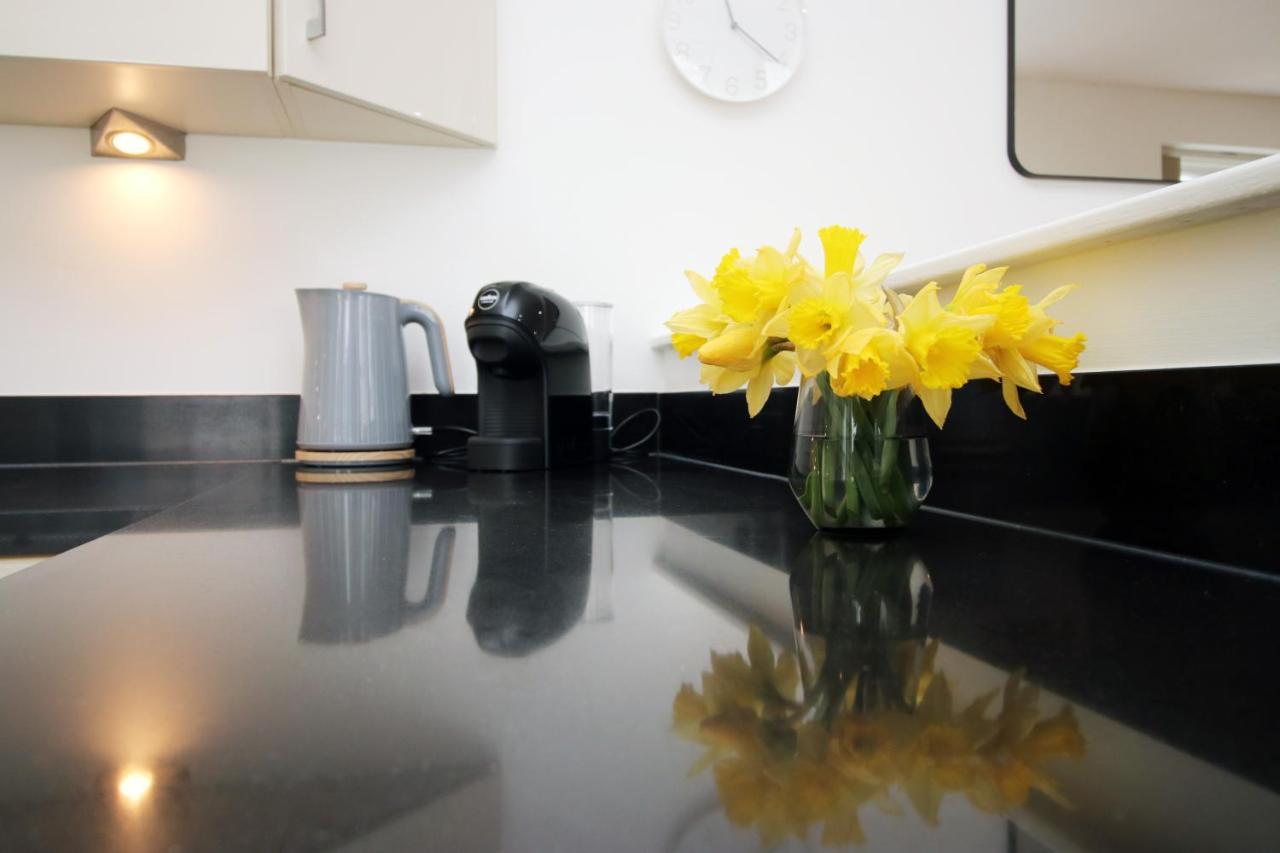 No 2 Under The Clock By Ssw - 2Br, Right In The City Centre, Sleeps 6 Cardiff Luaran gambar