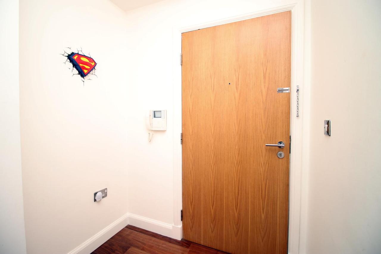 No 2 Under The Clock By Ssw - 2Br, Right In The City Centre, Sleeps 6 Cardiff Luaran gambar